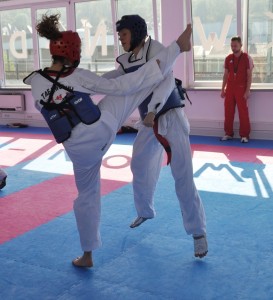 Mara Steinwagner mit hoher Beintechnik beim Sparring