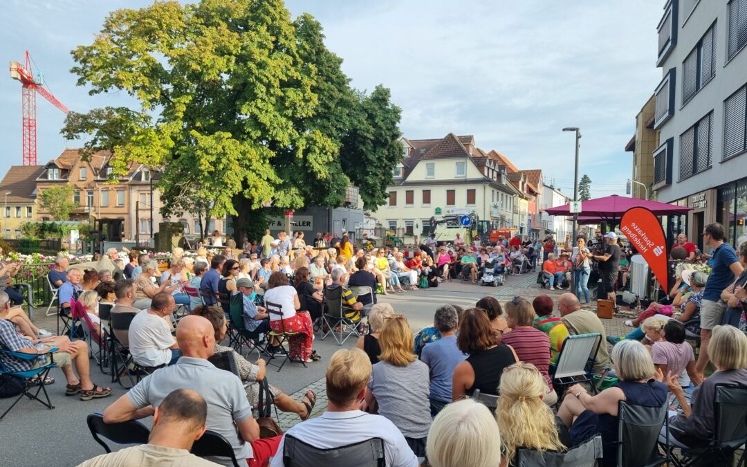 Klappstuhl Konzert mit „Moonlight Lounge “