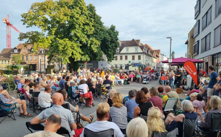 Klappstuhl Konzert mit „Moonlight Lounge “