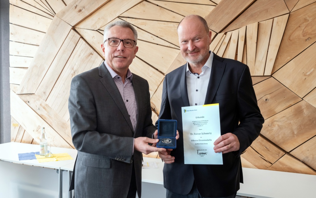 Landrat Stefan Dallinger verabschiedet Leiter des Gesundheitsamts Dr. Rainer Schwertz in den Ruhestand