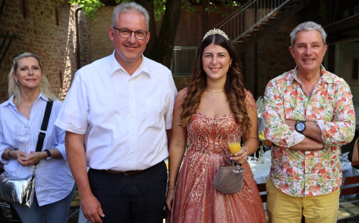 Gäste aus den Partnerstädten auf Spargelmarkt-Besuch