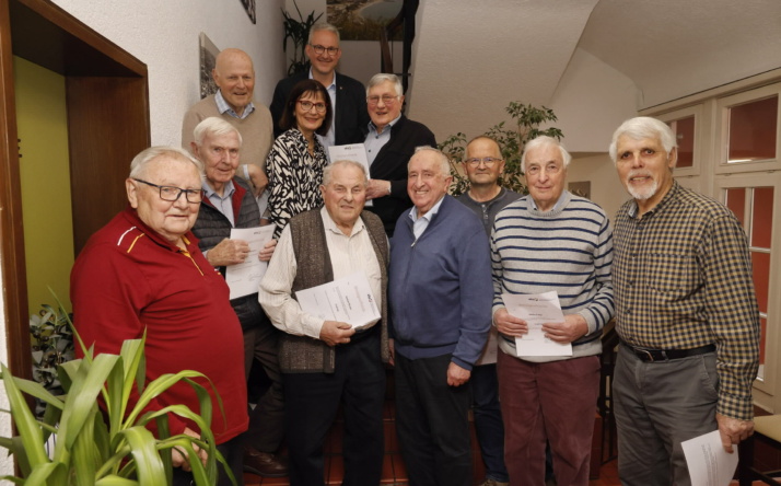 Bürgermeister Renschler ehrt langjährige Teilnehmer der VHS-Seniorensportgruppe