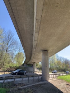 : Die sanierungsbedürftige Brücke über die B 3 bei der Abfahrt Wiesloch-Nord