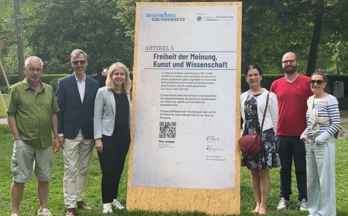 Lars Castellucci und Verena Hubertz besuchten das begehbare Grundgesetz im Gerbersruhpark