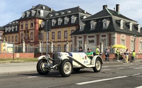 Oldtimer der Heidelberg Historic rollen durch Walldorf