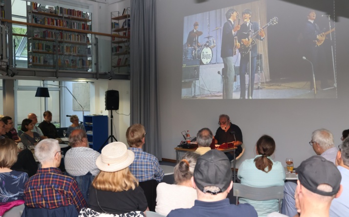 Werner Köhler spricht in der Stadtbücherei Walldorf über die Beatles