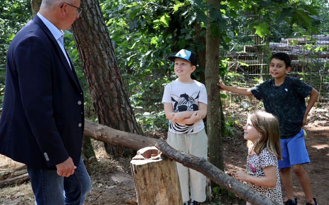 Bürgermeister Matthias Renschler besucht Ferienangebot Urlaub ohne Koffer