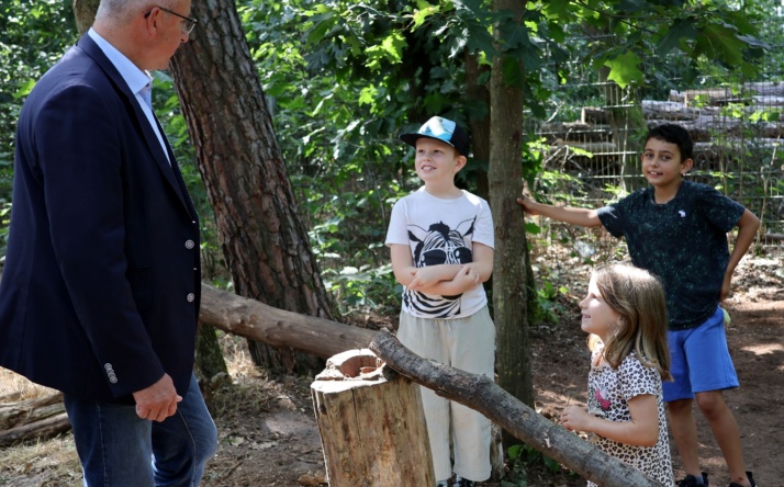 Bürgermeister Matthias Renschler besucht Ferienangebot Urlaub ohne Koffer