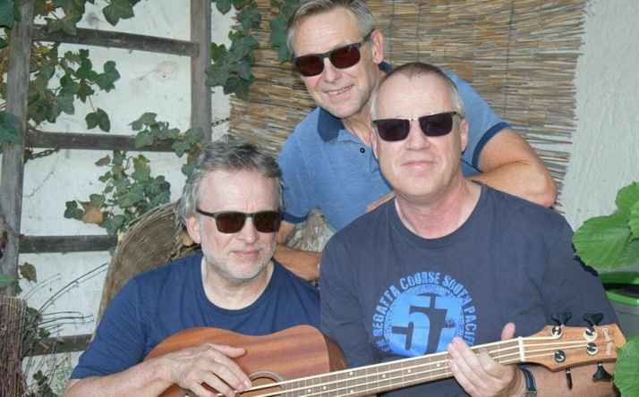 Klappstuhl Konzert mit den „Slowhands“ in der Schule Frauenweiler