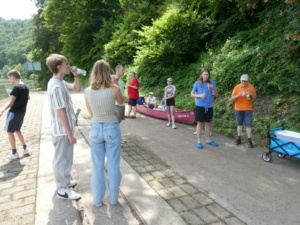 Willkommene Stärkung mit einem Imbiß bei der Pause an der Schleuse (Foto: Helmut Riegel)