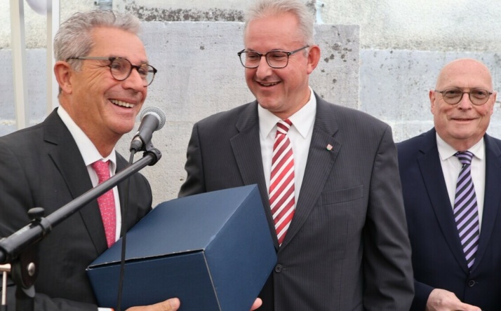 Bürgermeister Matthias Renschler gratuliert der Partnerstadt zum „neuen“ Rathaus