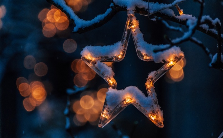 Von der Tischleuchte bis zum Baumschmuck: alle Geheimnisse für die weihnachtliche Dekoration Ihres Zuhauses