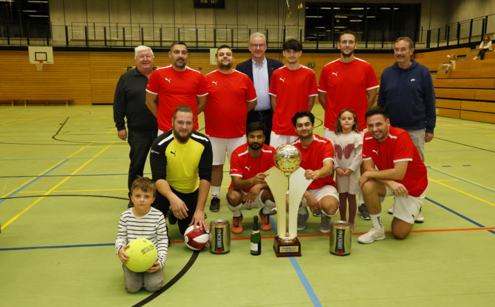 Walldorfer Rathaus-Elf holt den Wanderpokal