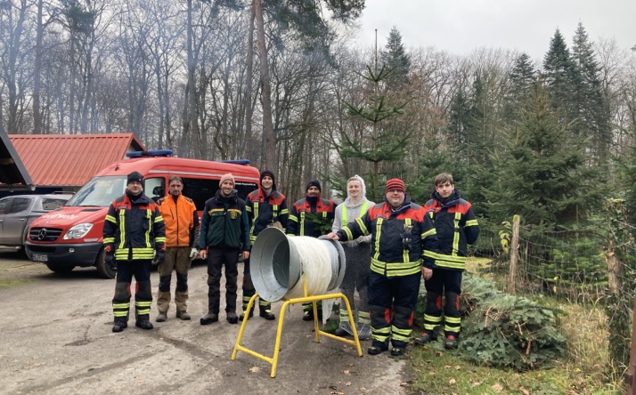 Jugendfeuerwehr Frauenweiler unterstützt beim Christbaumverkauf