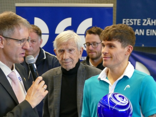 Der Gewinner des MLP-Cups 2023 und 2024 Daniel Masur mit Turnierdirektor Dr. Matthias Zimmermann und Manfred Lautenschläger