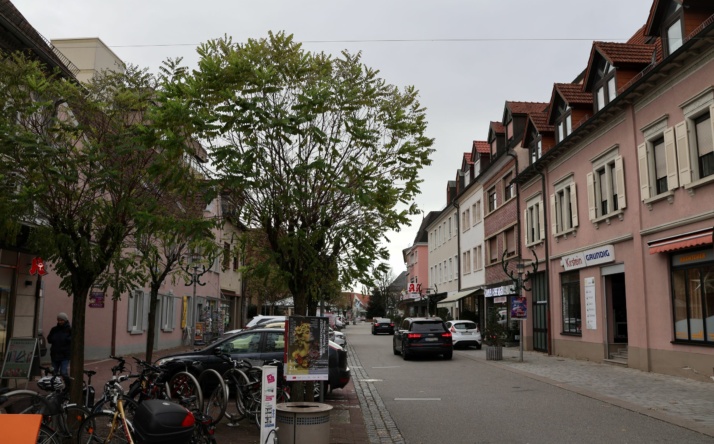 Einbahnstraße als Verkehrsversuch in der Hauptstraße Walldorf