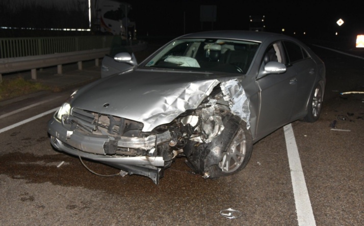 Crash auf der L723: Mercedes-Fahrer flüchtet nach Unfall