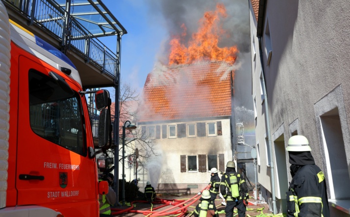 Großbrand in der Badstraße in Walldorf