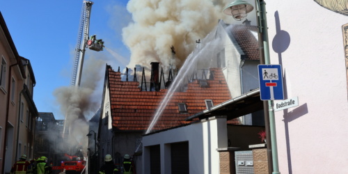 Ein Großbrand zerstörte am Donnerstag in der Badstraße fünf Häuser, weitere wurden beschädigt. Vier Menschen wurden leicht verletzt. Foto: Stadt Walldorf